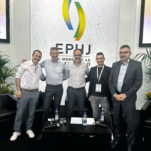 Les participants à la table ronde, de gauche à droite : Nabil Ouerhani (HE-Arc), Didier Mathieu (Matthey Décolletages), Stéphane Poggi (Microcity), Alban Romano (We are Team) et Pierre Falbriard (Louis Bélet)(Source :  Margaux Pontieu)