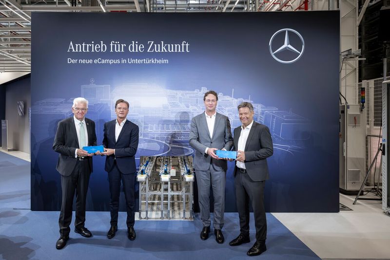 Eröffnung des Batteriekompetenzzentrums von Mercedes-Benz im Werk Untertürkheim (von links): Winfried Kretschmann, Ministerpräsident von Baden-Württemberg, Markus Schäfer, Mercedes-CTO, Ola Källenius, Mercedes-CEO, Robert Habeck, Vizekanzler und Bundesminister für Wirtschaft und Klimaschutz.(Bild:  Mercedes-Benz AG)