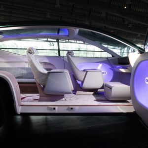 Die in die Türverkleidungen eingearbeitete Ambientebeleuchtung sorgt für eine angenehme Atmosphäre.(Bild:  Hyundai)