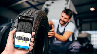 Anyline hat einen App entwickelt, mit der sich Reifenprofile per Smartphone scannen lassen. (Bild: Anyline)