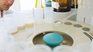 In den Laboren von Rhenus Lub entstehen nach Angaben des Unternehmens heute schon Kühlschmierstoffe, die der 6. ATP entsprechen. (Bild: Rhenus Lub)