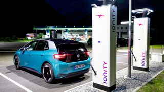 Mehrere Autokonzerne haben zusammen ein Schnellladenetz entlang der Autobahnen aufgebaut - Ionity hat europaweit inzwischen etwa 360 Stationen in Betrieb. (Bild: Volkswagen AG)