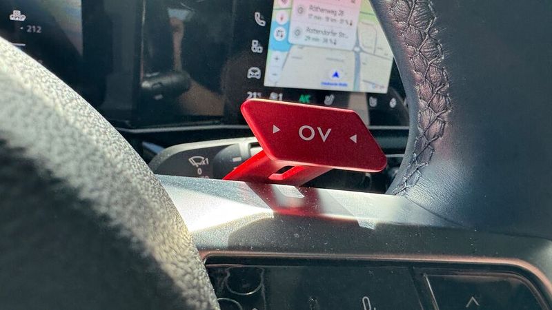 Das „OV“ auf dieser roten Schaltfläche steht für Overtake. Drückt man drauf, dann ruft der Kraftzwerg für zehn Sekunden seine Maximalleistung ab und zischt nach vorne. (Bild: Achter – VCG)