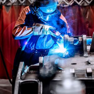 Ein Fronius-Schweißsystem in Aktion. Massive Bauteile mit relativ großen Dimensionen und Wandstärke bis 50 Millimeter sind typisch für Land- und Baumaschinen. Mit den Fronius-Geräten ließe sich an diesen bei Bedarf auch meterweit schweißen.