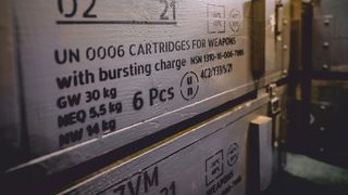 Als Schlüssel zur Stärkung der Verteidigung kann Holz beispielsweise in der Gestalt von Munitionskisten dienen, bei denen kein Funkenflug entstehen kann. (Bild: AdobeStock/Lubo Ivanko)