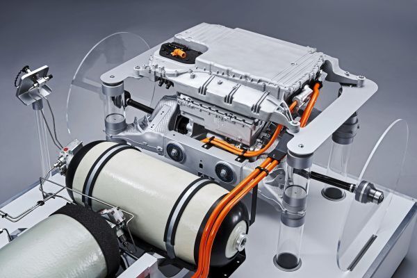 Angetrieben wird der BMW i Hydrogen NEXT vom E-Antrieb der fünften Generation, der erstmalig im BMW iX3 zum Einsatz kommt. Die Leistungspuffer-Batterie ist oberhalb der E-Maschine positioniert und kann beispielsweise beim Überholen oder Beschleunigen für zusätzliche Dynamik sorgen. Die Systemleistung liegt bei 275 kW.  (BMW)