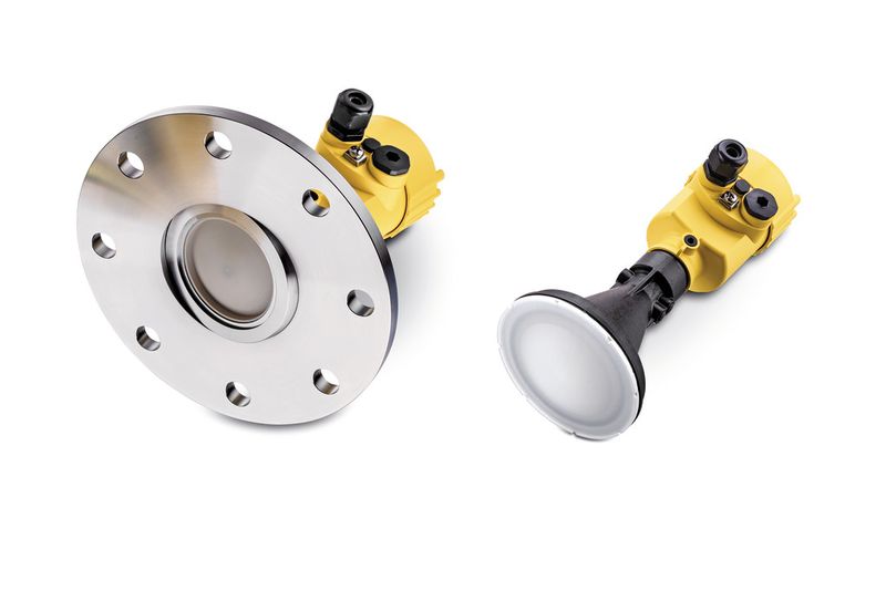 Der Vegapuls 69 steht in zwei Ausführungen zur Verfügung: mit einer leichten Kunststoffantenne  aus PP (mitte) und einer im Flansch integrierten Linsenantenne (links). (Bild: Vega)