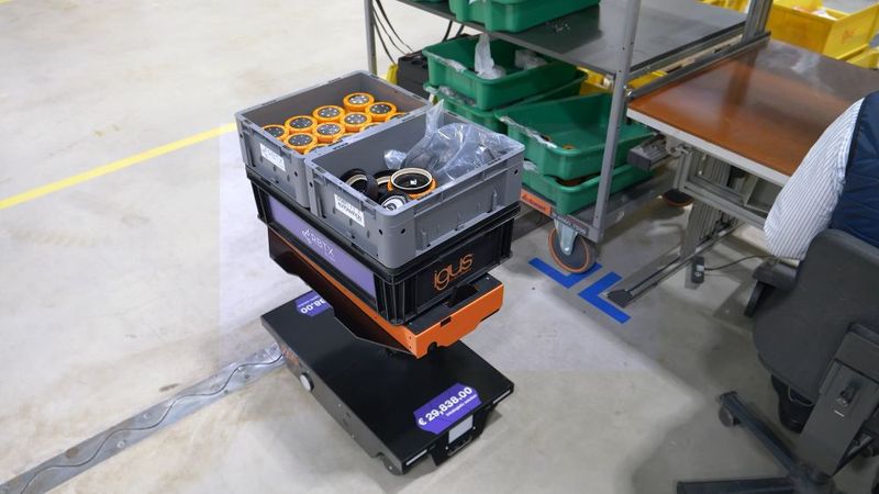 Das kostengünstige FTS unterstützt die Igus-Mitarbeiter auch bei der Montage des Rebel Cobots. (Bild: Igus)