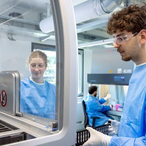 Mitarbeiter im Labor testen und prüfen Medikamente auf ihre Qualität und Wirksamkeit.(Bild:  Eva Speith)