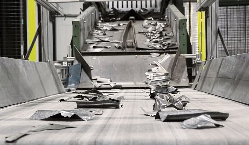 Eine neuartige laserbasierte Sortier-Technik für Metallschrott ging am 17.5.2023 erstmals kommerziell in Hoppegarten in Betrieb. Die LIBS-Technologie ermittelt blitzschnell die Legierungsanteile jedes Schrottstücks, dadurch kann die Menge der verwendeten Sekundärrohstoffe als Recyclingmaterial beträchtlich steigen.  (Bild: Clean-Lasersysteme GmbH)