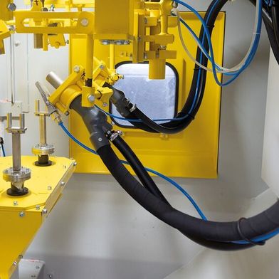 The blast nozzles, placed at the top and bottom of a vertical linear shuttle unit, can be moved up/down and individually turned on or off.  (Source: Rösler Oberflchentechnik)