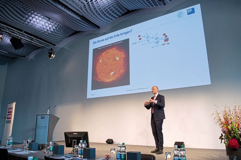 Prof. Dr. Thomas Klinger, de l'Institut Max Planck pour la physique des plamas, a montré dans sa présentation Plasmaphysik, a montré dans sa présentation comment on peut reproduire la fusion de l'hydrogène sur Terre et dans quelle mesure cela pourrait être l'énergie du futur. (Source : Thomas Entzeroth)