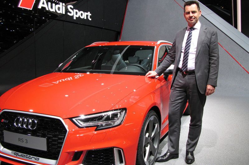 Audis Deutschland-Vertriebschef Martin Sander am neuen RS3 Sportback. (Seyerlein/»kfz-betrieb«)