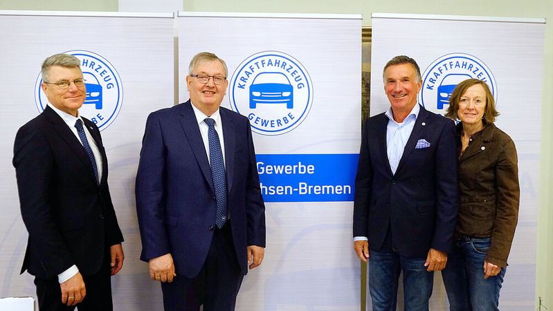 Stellten gemeinsam die Jahresbilanz des Kfz-Gewerbes Niedersachsen-Bremen vor (v. l.): LV-Geschäftsführer Christian Metje, Präsident Karl-Heinz Bley, Obermeister Hans Jörg Koßmann (Innung Bremen) und Geschäftsführerin Anke Kuckertz.(Bild:  Zietz – VCG)