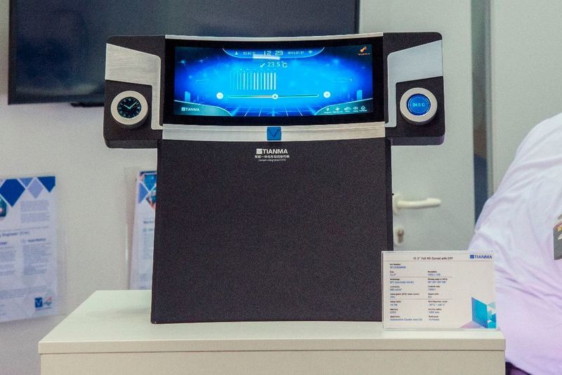 Ein gekrümmtes Display mit Touch für Automotive-Anwendungen. (Tianma)