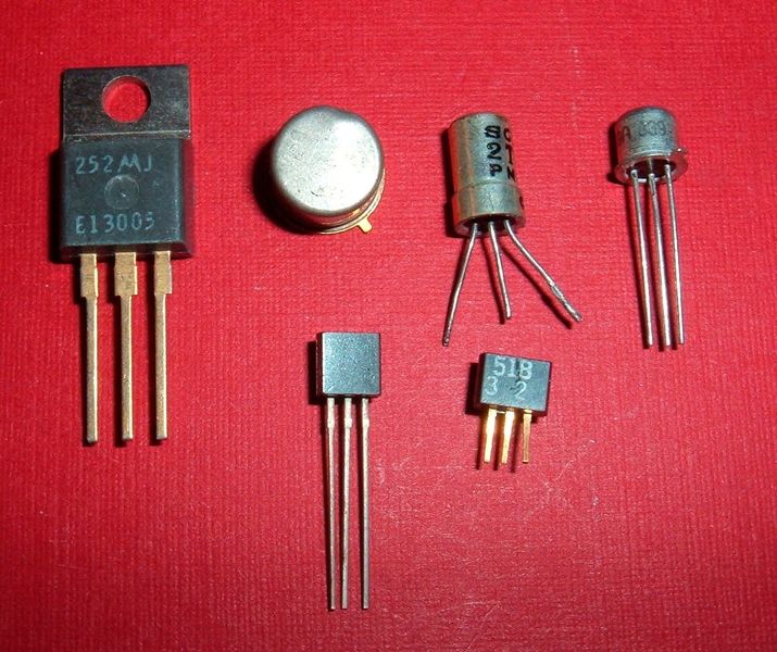 Verschiedene Transistoren. (Bild: Transistors.agr / ArnoldReinhold / CC BY-SA / Wikimedia Commons)