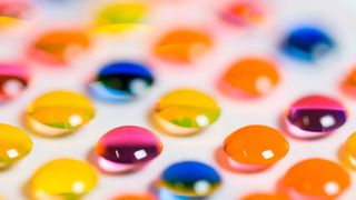 Wissenschaftler des KIT haben ein Verfahren entwickelt, das chemische Synthese und biologisches Screening von Wirkstoffen vereinfacht und beschleunigt, in dem es alle Schritte auf einem Chip vereint. Das Bild zeigt ein Array aus Mikrotröpfchen mit verschiedenen Reagenzien auf der Synthese-Plattform des sogenannten chemBIOS Chips.  (Maximilian Benz, KIT)