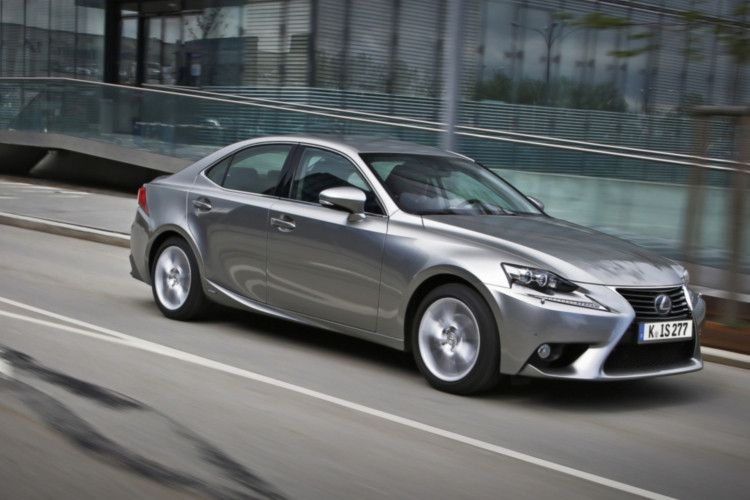 Fast acht Jahre nach der Vorstellung der zweiten Generation des Lexus IS bringen die Japaner Ende Juni die neue Auflage der Mittelklasse-Limousine nach Deutschland. Erstmals ist der IS nun auch mit dem aus anderen Toyota- und Lexus-Modellen bekannten Hybridsystem erhältlich. (Foto: Lexus)