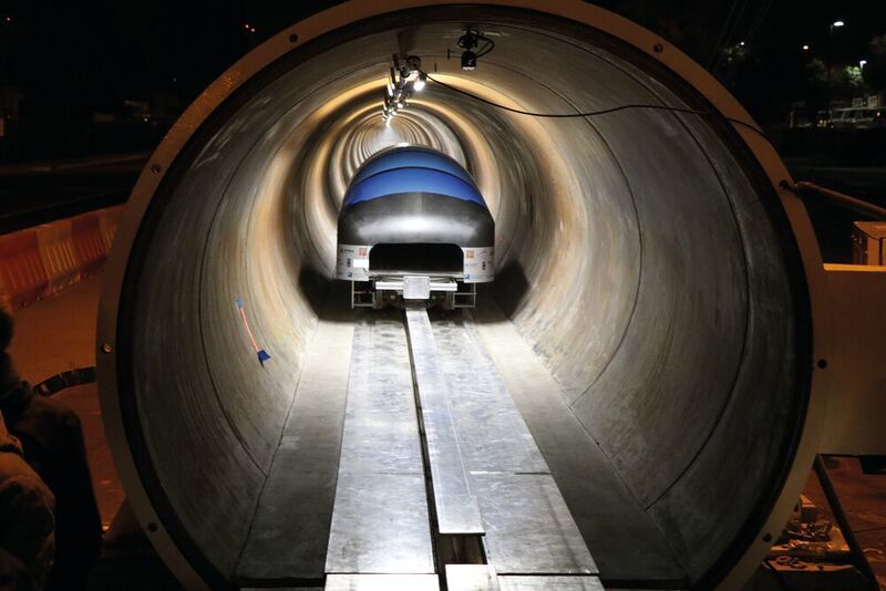 Die Kapseln, sogenannte Pods, werden durch die von SpaceX in Kalifornien errichtete, 1,2 km lange Teströhre geschickt. (Micro-Epsilon Messtechnik)