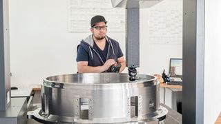 Messtechniker mit der Wenzel LH 108 beim Messen des Außenrings. (Bild: Lometec)