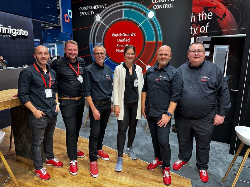 Barbara Miletic (IT-BUSINESS) will nächstes Jahr wie das Watchguard-Team mit roten Turnschuhen auf die it-sa kommen. (Bild: Vogel IT-Medien)