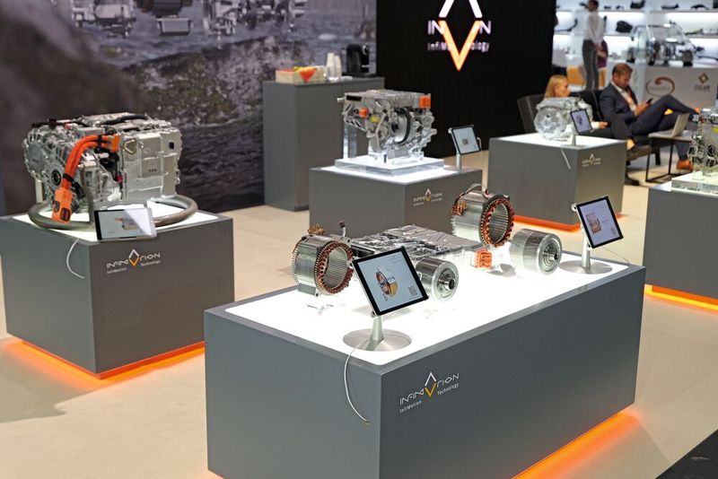 Zum Portfolio von InfiMotion gehören einzelne E-Motoren und Motorsteuerung (vorne) und hochintegrierte x-in-1-Antriebssysteme, sowohl für Personenkraftwagen als auch für Nutzfahrzeuge (hinten links, hinten Mitte und rechts). (Bild: Vogel Communications Group/Stefan Hafen)