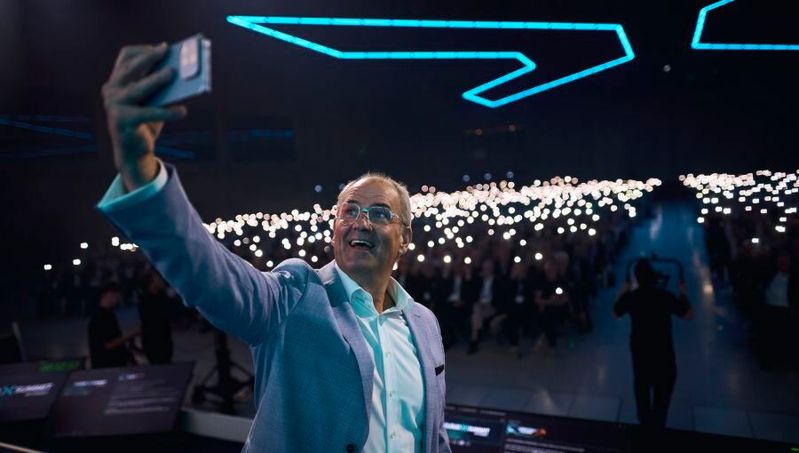 Bernd Wagner hält den emotionalen Auftakt des „Cloud X Summit 2026“ fest: Das Auditorium leuchtet ihm im Selfie mit Hunderten Handylichtern entgegen.(Bild:  Schwarz Digits)