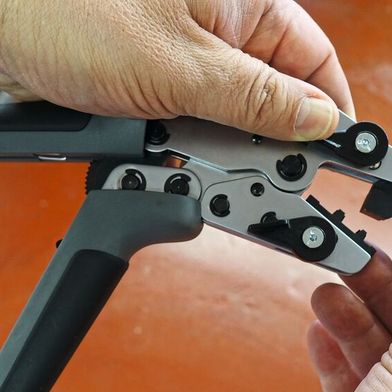 Crimpzangen gibt es in ganz unterschiedlichen Ausführungen. Manche Betriebe nutzen sie kaum noch. Falls doch eine Anschaffung nötig ist, gibt ein Test von »kfz-betrieb« Hinweise zur Auswahl. (Bild: Rosenow – VCG)