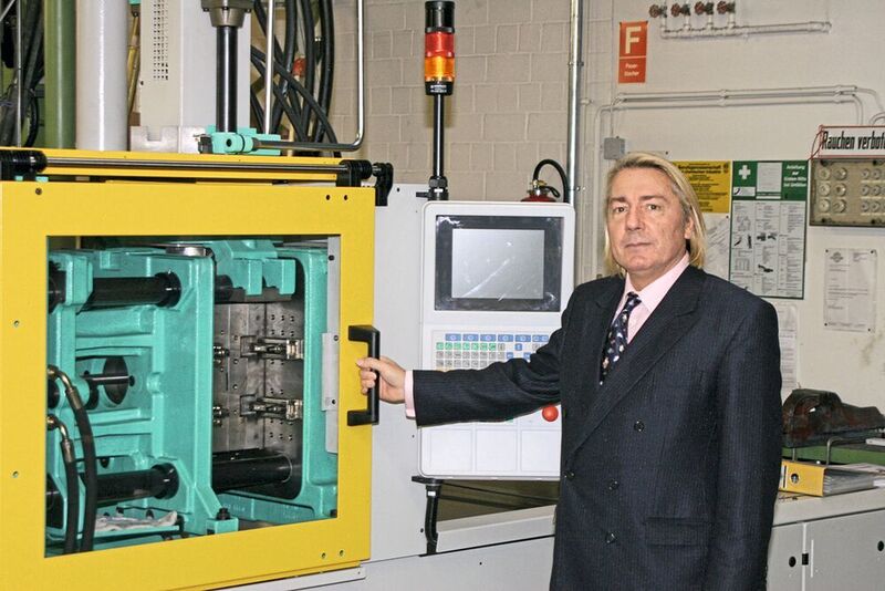 Allplastik-Geschäftsführer Björn Lefnaer vor einem seiner Spritzgießautomaten für die Herstellung der robusten und jetzt auch mit Metall gefüllten Polyethylen-Kabelbinder vom Typ Allplastik-Blitzbinder. (Allplastik)