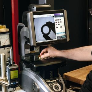 Den Inhabern von NH Micro – Nicholas und Josh Hacko – liegt höchste Präzision im Blut. Sie weisen diese aber auch regelmäßig mit hochwertiger Messtechnik nach. (Bild:  NH Micro / Kern Microtechnik GmbH)