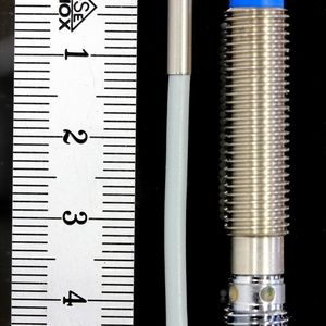 In kompakten Applikationen mit beengten Einbauverhältnissen, wo Standardsensorik aus Platzgründen nicht eingebaut werden kann, bietet der 12 mm kurze Miniatur-Schalter mit 1 mm Schaltabstand einen großen Nutzen.