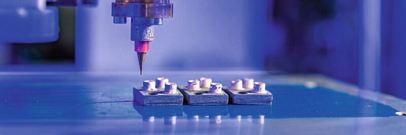 SiC-Chips aus dem 3D-Drucker: In einem Labor der Professur Elektrische Energiewandlungssysteme und Antriebe der TU Chemnitz werden beim 3D-Druck von Gehäusen für leistungselektronische Bauelemente keramische und metallische Pasten genutzt, um die Bauteilgeometrie zu erzeugen.
