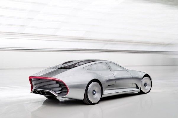 Das Mercedes-Benz Concept IAA (Intelligent Aerodynamic Automobile) ist zwei Autos in einem: Aerodynamik-Weltrekordler mit einem cw-Wert von 0,19 und viertüriges Coupé mit faszinierendem Design. Die Studie, die auf der IAA in Frankfurt ihre Weltpremiere erlebt, schaltet ab einer Geschwindigkeit von 80 km/h automatisch vom Design-Modus in den Aerodynamik-Modus und verändert durch zahlreiche aktive Aerodynamik-Maßnahmen ihre Gestalt. (Bild: Mercedes-Benz)