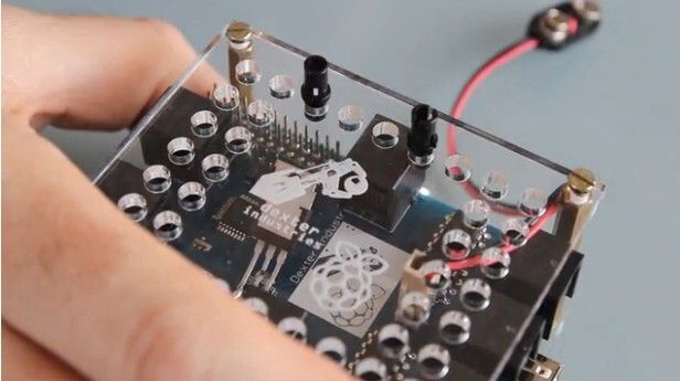 BrickPi und Raspberry Pi im Gehäuse (Bild: Dexter Industries)