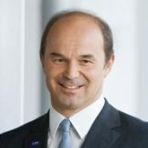 Titel, Name: Dr. Martin Brudermüller Geburtsjahr, -ort: 1961 in Stuttgart  Funktion: stellvertretender Vorstandsvorsitzender Firma: BASF SE  Ausbildung: 1980 – 1985 Chemiestudium an der Universität Karlsruhe Abschluss: Diplom-Chemiker  1987 Promotion zum Dr. rer. nat. an der Universität Karlsruhe mit anschließendem Postdoc-Aufenthalt an der University of California in Berkeley/USA  Berufliche Laufbahn: 1988 Eintritt in das Ammoniaklabor der BASF AG 1993 Tätigkeit für New Business Development/Marketing im Unternehmensbereich Zwischenprodukte 1995 Delegation zur BASF Italia Spa, Mailand als Leiter für Marketing and Sales Zwischenprodukte, Pharmachemikalien 1997 Leiter des Stabs des stellvertretenden Vorstandsvorsitzenden 1999 Leiter der Produktion Fettlösliche Vitamine im Unternehmensbereich Feinchemie 2001 Leiter der Strategischen Planung der BASF-Gruppe 2003 Präsident des Unternehmensbereichs Functional Polymers 2006 Mitglied des Vorstands der BASF AG 2011 Stellvertretender Vorstandsvorsitzender der BASF SE, verantwortlich für den Bereich Performance Materials sowie für die Region Asien-Pazifik mit Sitz in Hongkong  (Bild: BASF)