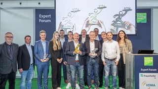 Drei Unternehmen sind heute mit dem Stuttgarter Oberflächentechnik-Preis „Die Oberfläche“ ausgezeichnet worden. Die Preise entgegengenommen haben (von links): Sönke Sachs von der Firma TE Connectivity (Platz 3), Maik Hormel von der Firma Holzapfel Metallveredelung (Platz 1 und Michael Topp von der Firma J. Wagner (Platz 2). (Bild: Ole Spata)