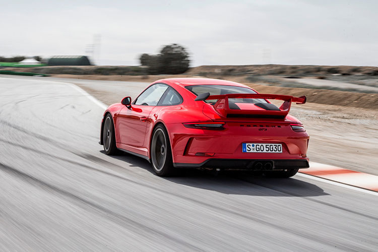 Durch die Hinterachslenkung lässt sich der Lenkwinkel der Hinterräder über elektromechanische Aktuatoren je nach Tempo um bis zu 1,5 Grad in beide Richtungen verändern. (Porsche)