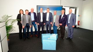 Abschied durch den Vorstand für Martin Rumpf: (v. l.) Martina Krassowski, Andreas Altmann, Mario Mohr, Tim Jahnke, Martin Rumpf, Jochen Fölster, John Henry Schlüter und Martin Krohn
 
 (Bild: Zietz – VCG)
