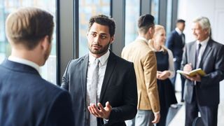 Unangenehmes Schweigen, betretene Blicke? Mit diesen 5 Tipps beenden Sie auf geschickte Art ein Gespräch. (©pressmaster - stock.adobe.com)