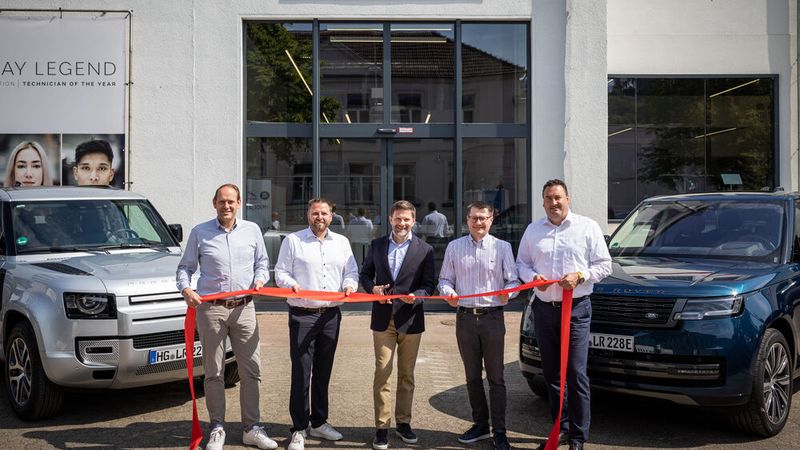 (v. l.) Jan-Kas van der Stelt, Geschäftsführer Jaguar Land Rover Deutschland, Jens Kollenbroich, Leiter Training, Dmitry Kolchanov, Director European Operations, Ivan Bessière, Director European Tech Hub und Christian Egger, Direktor Customer Servic, bei der offiziellen Eröffnung des neuen Essener Technik-Hubs.  (Bild: Catrin Moritz)