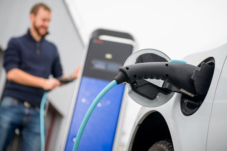 Elektromobilität: Bosch realisiert aktuell 30 Serienprojekte für elektrifizierte Antriebe und investiert rund 400 Millionen Euro jährlich in die E-Mobilität, unter anderem in die Weiterentwicklung der Batterietechnik. (Foto: Bosch)