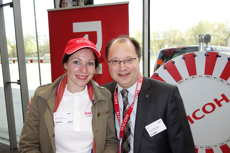 Ortwin Klinkenberg mit Maike Sänger, Ricoh  (Bild: IT-BUSINESS)