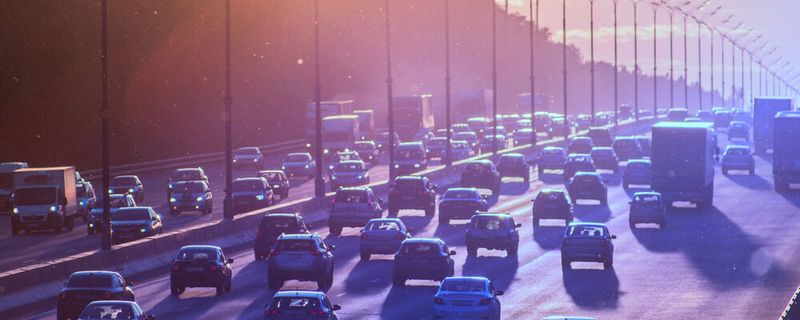 Stickoxide aus der Verfeuerung fossiler Brennstoffe etwa im Verkehr wirken auf unterschiedliche Weise auf das Klima. Unterm Strich haben sie einen kühlenden Effekt und wirken so der Erderwärmung entgegen.(Bild:  frei lizenziert, Aleksandr Popov / Unsplash)