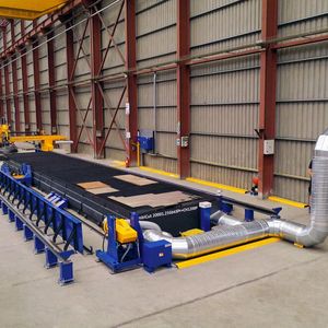 Der spanische Metallbaubetrieb Caldererías Indálicas investierte in die  Microstep-Multifunktionsanlage zur 3D-Bearbeitung von Blechen, Rohren und Behälterböden. Zwei Rotatoren mit unterschiedlichen Schneidtechnologien erweitern bei ihr die Möglichkeiten bei der Fasenanarbeitung. Auf einer Arbeitsfläche von 16.000 mm × 2500 mm können die Halbzeuge bearbeitet werden.