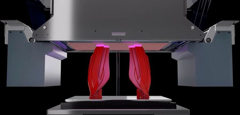 Bei der VLM-Technologie werden dünne Schichten hochviskoser Harze auf eine transparente Trägerfolie laminiert und anschließend belichtet. (Bild:  BCN3D)