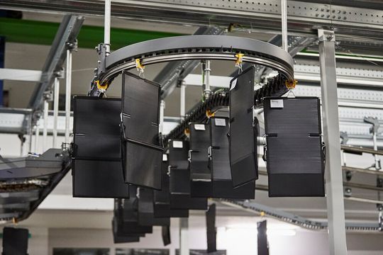 Skyfall heißt dieses Taschensortersystem von Ferag. Es fungiert als Herzstück im neuen Logistikzentrum von S. Oliver in Dettelbach, wo es die Abwicklung von Bestellungen und Retouren automatisiert.(Bild:  Ferag / J. Juerges)