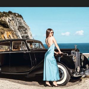 Auf den ersten Blick fragt man sich, welche Landschaft da eingefangen ist. Doch der KI-Ursprung wird bei näherem Hinsehen schon klar.(Bild:  Auktion & Markt)