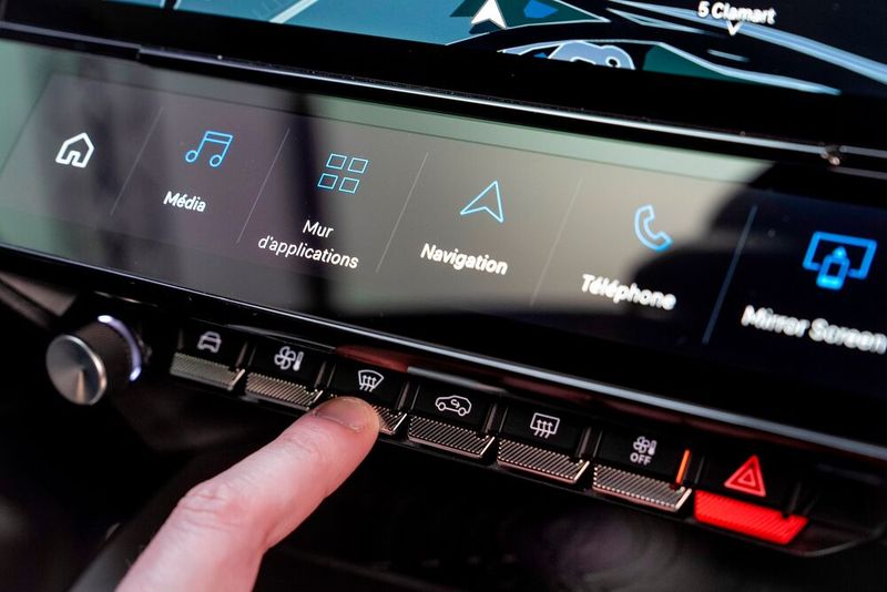Bedienung ist teils intuitiv, teils träge (Bild: Peugeot via Autoren-Union Mobilität)