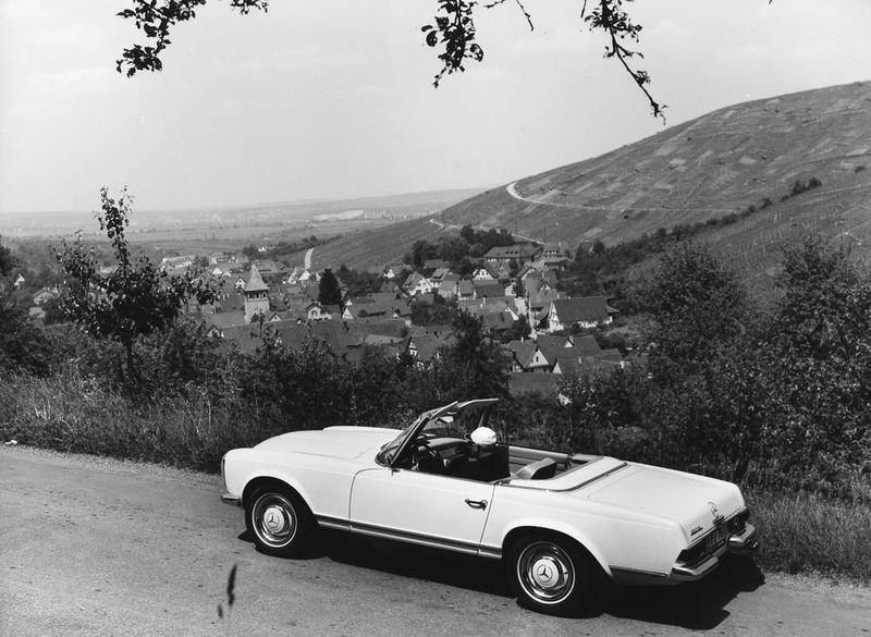 Die Roadster-Baureihe W 113 hatte keine leichte Aufgabe: Sie musste sowohl den supersportlichen 300 SL als auch den kultivierten 190 SL ersetzen. Der wegen seines ungewöhnlich geformten Hardtops auch „Pagode“ genannte Zweisitzer lief in den Versionen 230 SL, 250 SL und 280 SL von 1963 bis 1971 rund 49.000 Mal vom Band. Heute sind in Deutschland noch etwa 4.000 Fahrzeuge zugelassen, fast zehn Prozent der gebauten Stückzahl! (Archiv: Vogel Business Media)