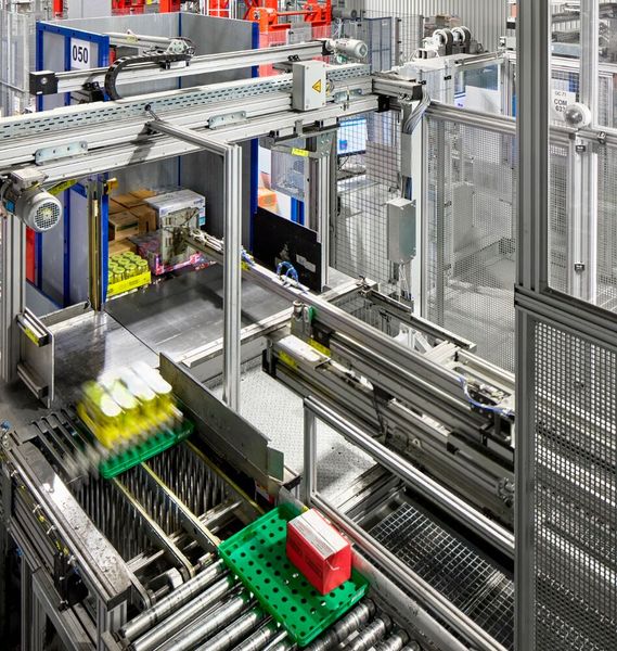 Das vollautomatische OPM-System kommissioniert sowohl im Trocken-, Frische- als auch im Tiefkühlsortiment ein breites Artikelspektrum fehlerfrei und filialgerecht auf Paletten. (Bild: Witron)